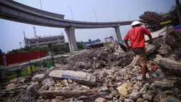 Di lokasi tersebut jalan tol layang belum tersambung karena lahan untuk pembangunan tiang belum dibebaskan, Jakarta, (4/9/14). (Liputan6.com/Faizal Fanani)