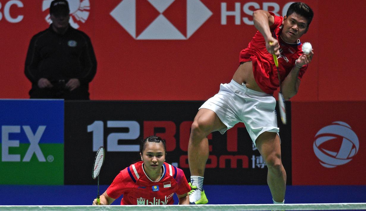 Pasangan Indonesia, Praveen Jordan/Melati Daeva Oktavianti saat melawan wakil Thailand Dechapol Puavaranukroh/Sapsiree Taerattanachai di final All England, Minggu (15/3/2020). Praveen/Melati menang 21-15, 17-21, dan 21-8. (AFP/Oli Scarff)