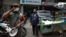 Petugas saat melakukan himbauan untuk memakai masker di Pasar Jatinegara, Kamis (10/9/2020). Pembagian masker serta himbauan  memakai masker saat keluar rumah dan ditempat Himb ini dilakukan untuk pencegahan penularan Covid-19 dimana kasus Covid-19 terus meningkat. (merdeka.com/Imam Buhori)