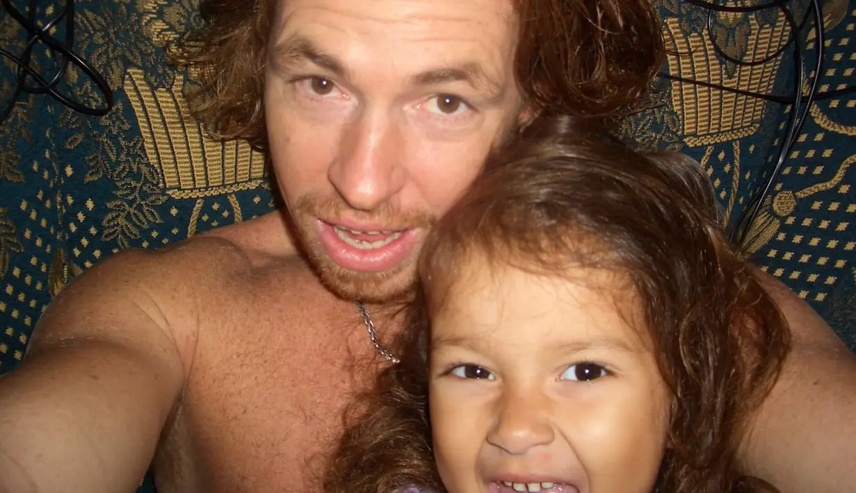 Pamer wajah sumringah, kebersamaan ayah dan anak ini penuh kehangatan. Tak hanya hidungnya saja yang mirip sang ayah, rambut Rebecca yang panjangnya sebahu juga mirip dengan ayah yang dulu tampil dengan rambut gondrong. Melalui laman Instagramnya, bintang film Virgo and the Sparklings ini sering unggah foto lawas masa kecilnya yang penuh kebahagiaan. (Liputan6.com/IG/@rklopperr)