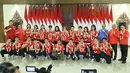 Tim Thomas dan Tim Uber Indonesia berfoto bersama setibanya dari Chengdu, China di Terminal VIP Bandara Soekarno Hatta, Tangerang, Banten, Senin (6/5/2024). (Bola.com/M Iqbal Ichsan)