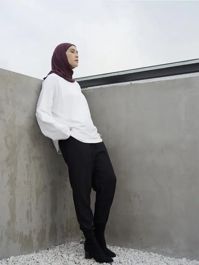 Gaya Hijab Simple saat Idul Adha di Rumah dari para publik figure