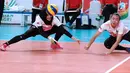 Pevoli putri Indonesia Wilda Siti Nurfadhilah (kiri) bersama Amalia F Nabila berusaha menahan bola saat melawan Korea pada perempat final voli putri Asian Games 2018 di Tennis Indoor GBK, Rabu (29/8). Indonesia kalah 0-3. (Liputan6.com/Helmi Fithriansyah)