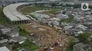 Foto udara memperlihatkan proses pembebasan lahan proyek Jalan Tol CIbitung-CIlincing seksi 4 di kawasan Semper Timur, Cilincing, Jakarta Utara, Selasa (8/11/2022).  PT Cibitung Tanjung Priok Port Tollways (CTP Tollways) sebagai Badan Usaha Jalan Tol (BUJT) mencatat progres pembebasan lahan untuk seksi 4 sepanjang 7,28 km telah mencapai 100% dan ditargetkan pembangunannya selesai pada akhir tahun 2022. (Liputan6.com/Herman Zakharia)