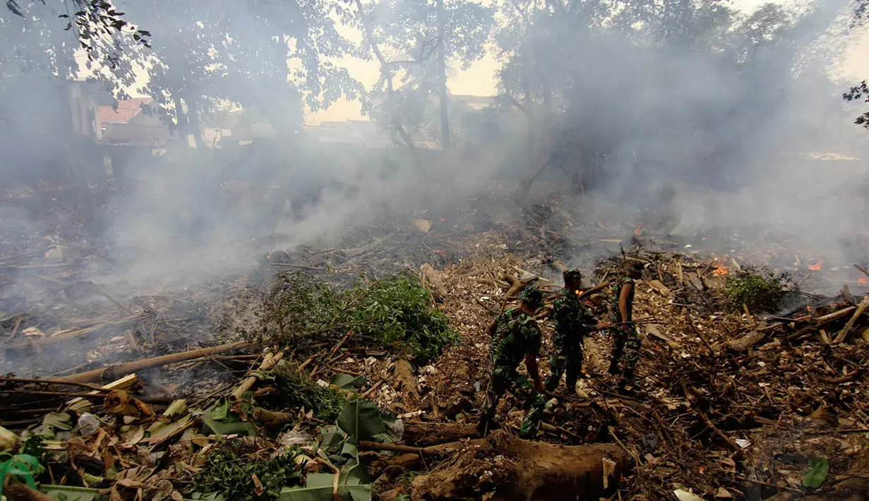 Para petugas bergotong royong membersihkan tumpukan sampah di tepi Sungai Ciliwung, Kampung Melayu, Jakarta. Foto diambil pada Selasa (2/12/2014). (Liputan6.com/Faizal Fanani) 