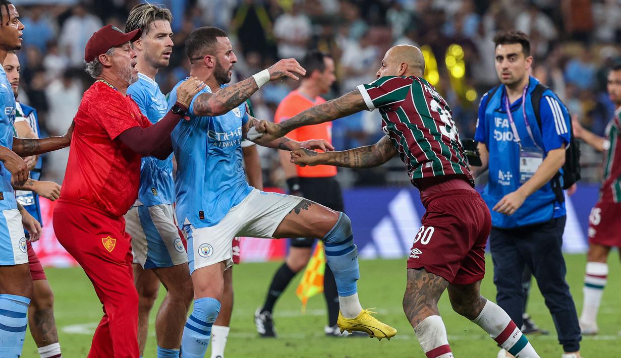 Pemain Manchester City, Kyle Walker (tengah kiri) dan pemain Fluminense, Felipe Melo saling mendorong ketika bersitegang setelah laga final Piala Dunia Antarklub 2023 di King Abdullah Sports City, Jeddah, Arab Saudi, Sabtu (23/12/2023) dini hari WIB. (AFP/Giuseppe Cacace)