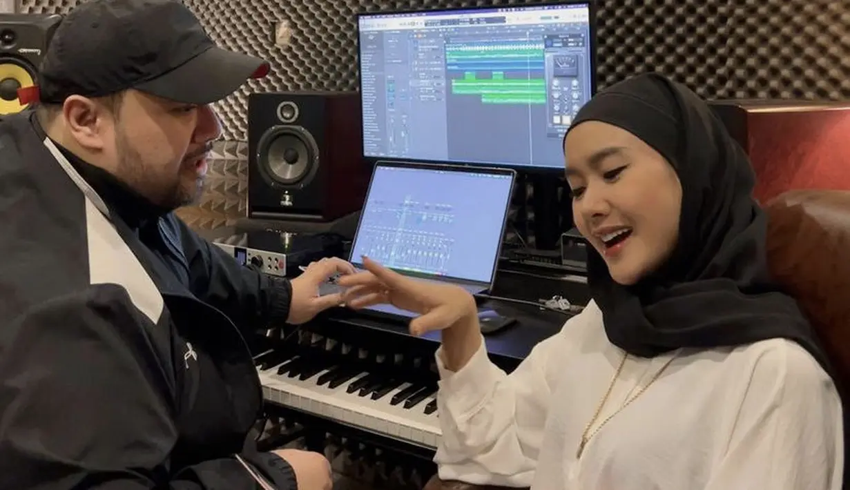 Bersama sang suami, Cita Cita tampil dengan instan kerudung hitam dipadu kemeja putih. Ia mengenakan kalung keemasan untuk melengkapi penampilan. (@cita_citata)