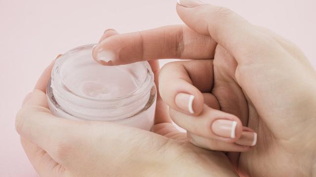 Ilustrasi memakai tabir surya