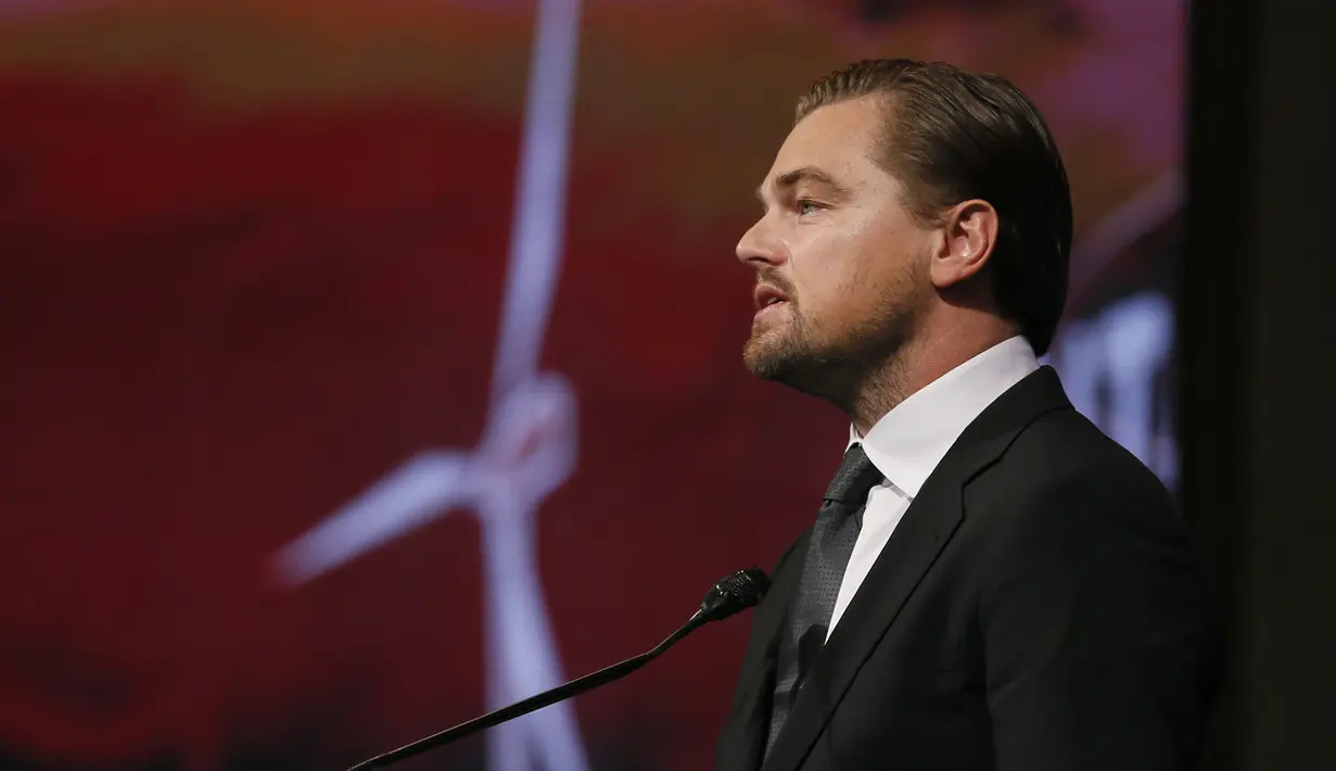 Aktor AS, Leonardo DiCaprio menyampaikan pidatonya saat pertemuan walikota dalam Konferensi Dunia Perubahan Iklim 2015 (COP21) di Paris, Prancis, 4 Desember 2015. (PATRICK KOVARIK / AFP)