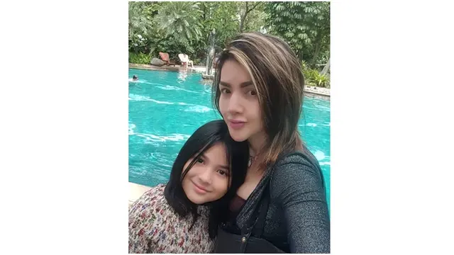 Meski tanpa makeup, ia tampil dengan alis cetar.