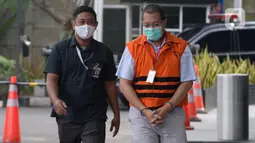 Tersangka mantan Direktur Niaga PT Dirgantara Indonesia, Irzal Rinaldi Zailani berjalan dikawal petugas akan menjalani pemeriksaan oleh penyidik di Gedung KPK, Jakarta, Kamis (2/7/2020). (merdeka.com/Dwi Narwoko)