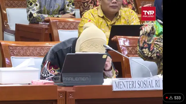 Momen Mensos Risma Menangis Saat Rapat dengan Komisi VIII DPR
