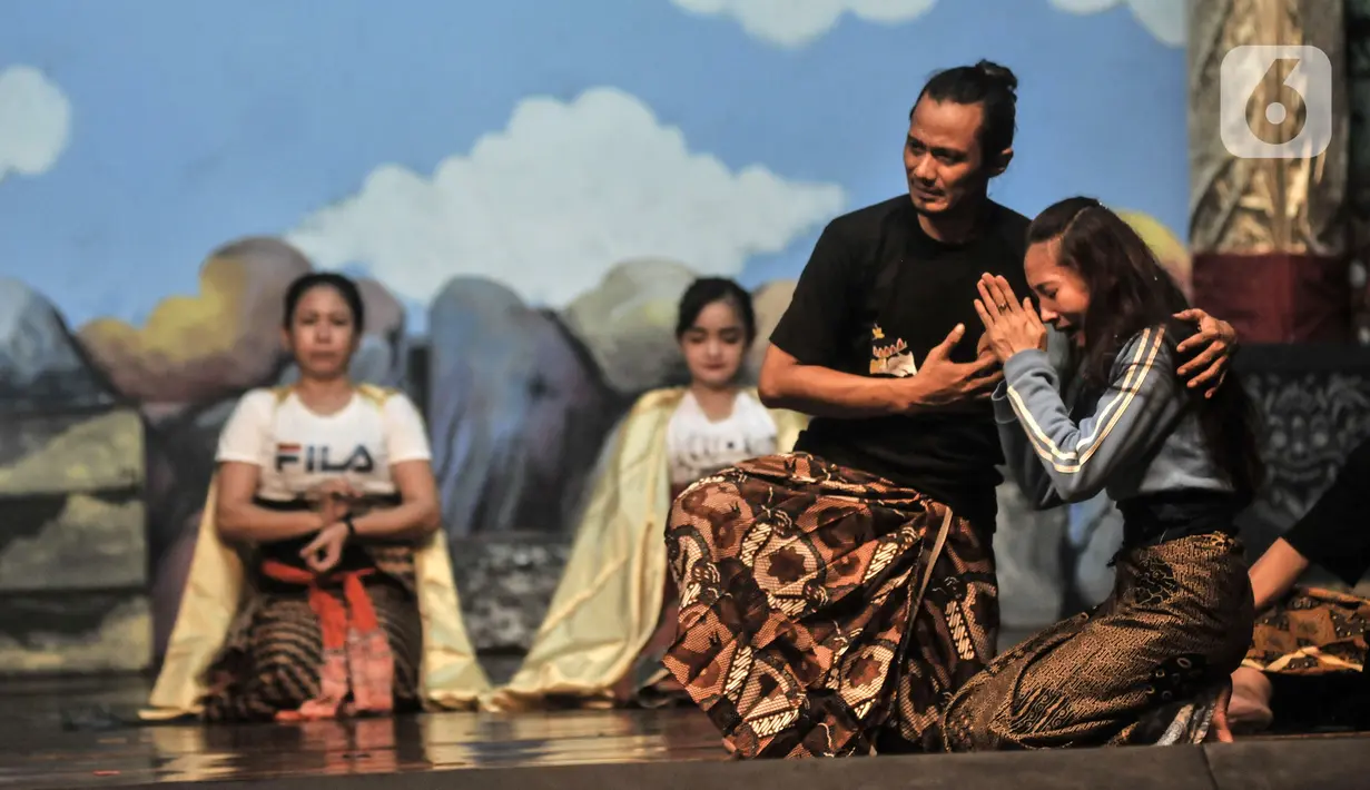 Seniman saat berlatih pementasan wayang orang di Gedung Pertunjukan Wayang Orang Bharata, Senen, Jakarta, Minggu (4/4/2021). Latihan tetap digelar sehingga seniman masih dapat berkarya di masa pandemi COVID-19. (merdeka.com/Iqbal S. Nugroho)