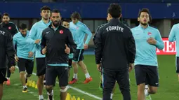 Duet gelandang Timnas Turki, Arda Turan dan Hakan Calhanoglu (kanan) serius berlatih jelang laga persahabatan melawan Austria, Rabu (30/3/2016) dini hari WIB. (Bola.com/Reza Khomaini)