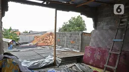 Kondisi dinding bangunan rumah yang rusak diterjang angin puting beliung di Kaliabang Tengah, Kota Bekasi, Sabtu (24/10/2020). Menurut Badan Penanggulangan Bencana Daerah (BPBD) sebanyak 159 rumah terdampak puting beliung yang terjadi Jumat siang. (Liputan6.com/Herman Zakharia)