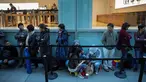Sejumlah pembeli mengantre di Fifth Avenue Apple Store di New York City, AS (22/9). IPhone 8 dan iPhone 8 Plus yang baru, serta Apple Watch dan Apple TV terbaru sudah dapat dibeli toko Apple Store. (Drew Angerer / Getty Images / AFP)