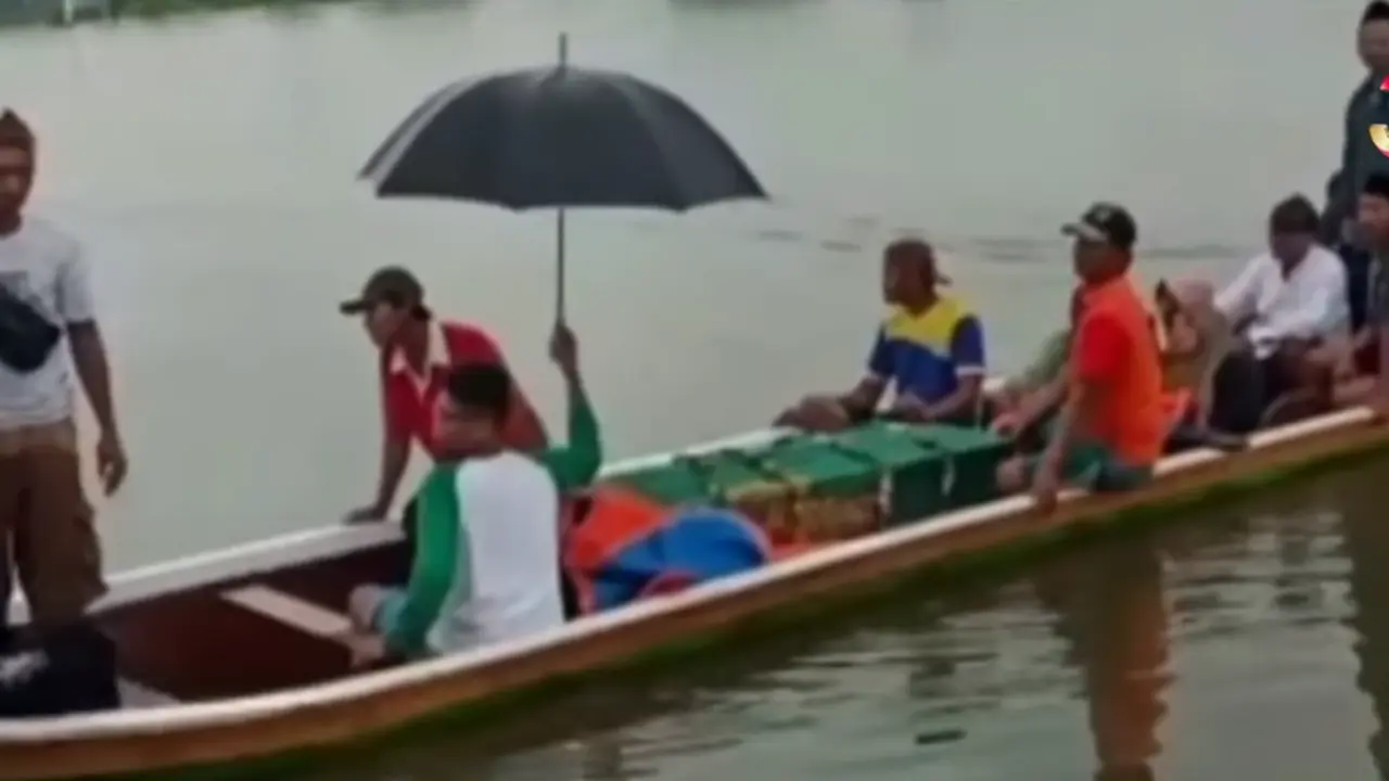 Jenazah warga Pati dibawa menggunakan perahu menuju pemakaman
