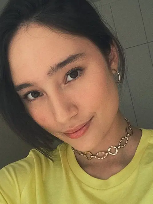 Masih dengan Hoop Earringsnya, kali ini anting yang menempel di telinga Tatjana memang berukuran kecil. Memadukannya dengan kalung chocker di lehernya, sepertinya hoop earring ini digunakan untuk kegiatan sehari-hari. (Instagram/tajanasaphira)