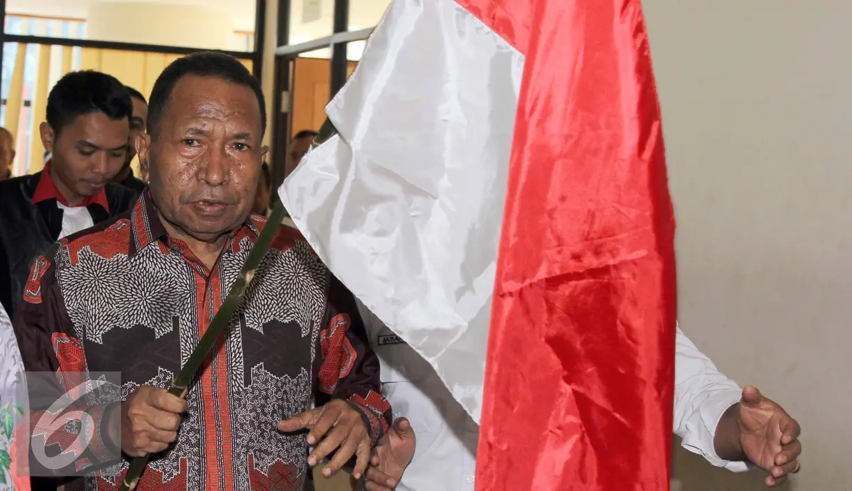 Jannes Johan Karubaba saat akan menjalani sidang perdana di Gedung Tipikor, Jakarta, Senin (13/7/2015). Karubaba diduga melakukan korupsi pengadaan "Detailing Engineering Design" di Sungai Mamberamo dan Urumka. (Liputan6.com/Helmi Afandi)