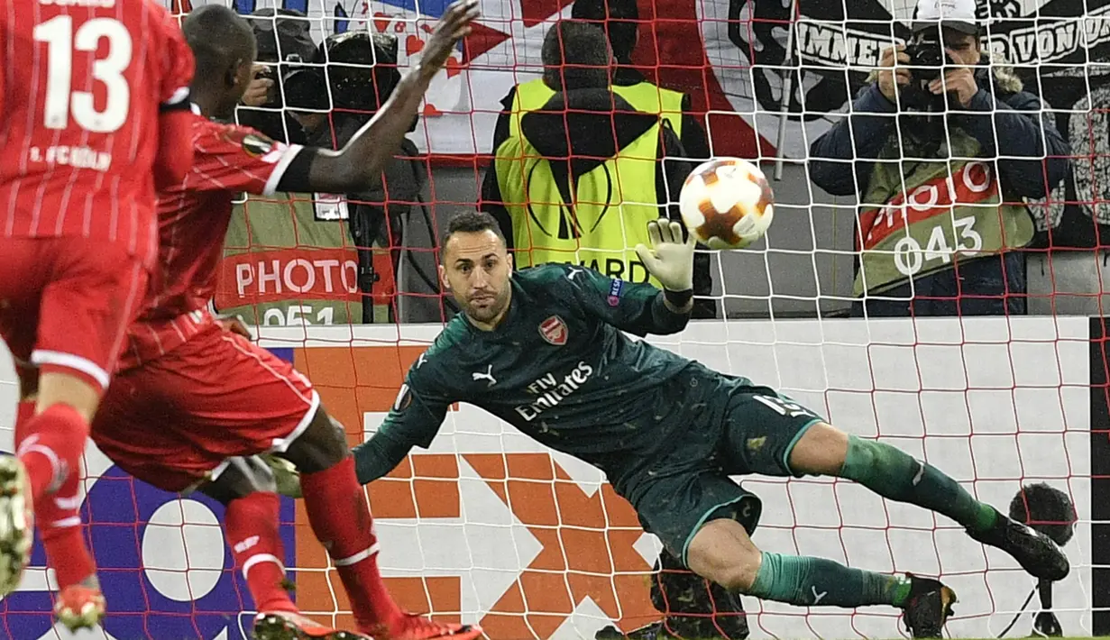 Kiper Arsenal, David Ospina gagal membendung sepakan penalti pemain FC Cologne, Sehrou Guirassy pada laga grup H Liga Europa di Rhein  Energie Stadium, Cologne, (23/11/2017). Arsenal kalah 0-1. (AP/Martin Meissner)