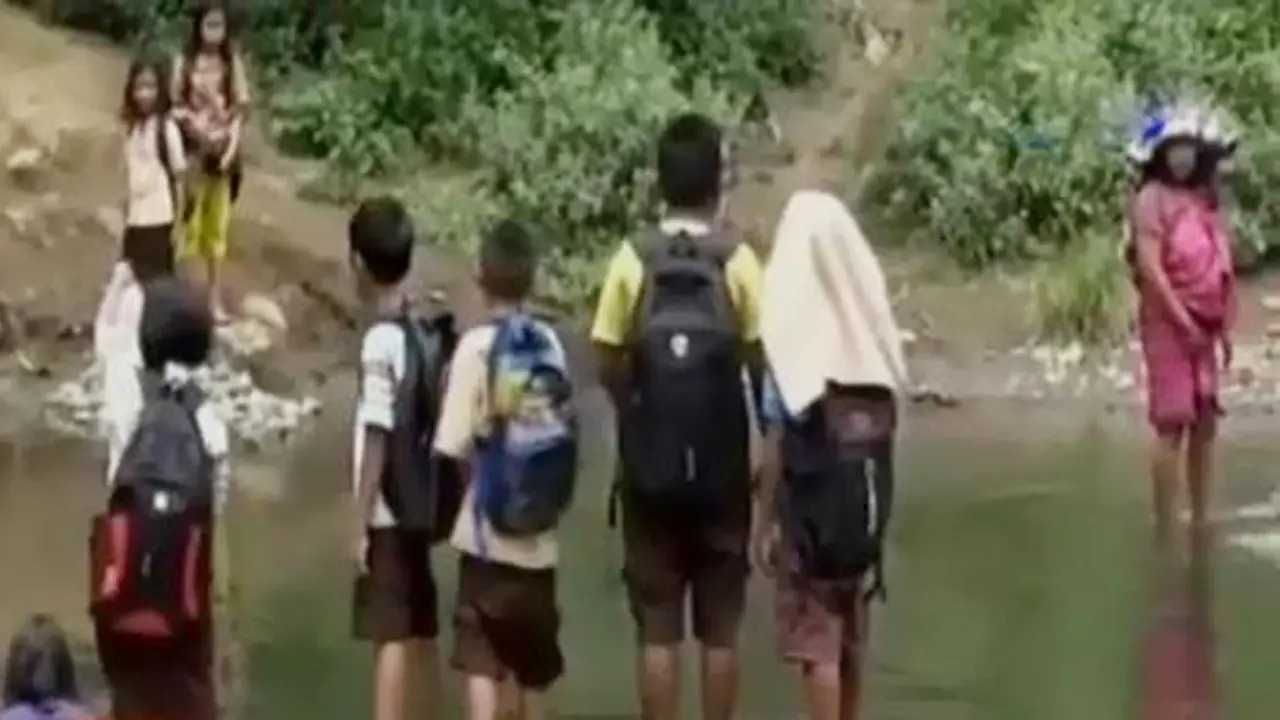 Segmen 4: Jembatan Ambruk hingga Tunadaksa Piawai Membuat Pakaian