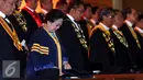 Presiden RI ke-5, Megawati Soekarnoputri saat mengikuti prosesi penganugerahan gelar Doktor Honoris Causa bidang politik dan pemerintah di Auditorium UNPAD, Bandung, Rabu (25/5). (Liputan6.com/Gempur M Surya)