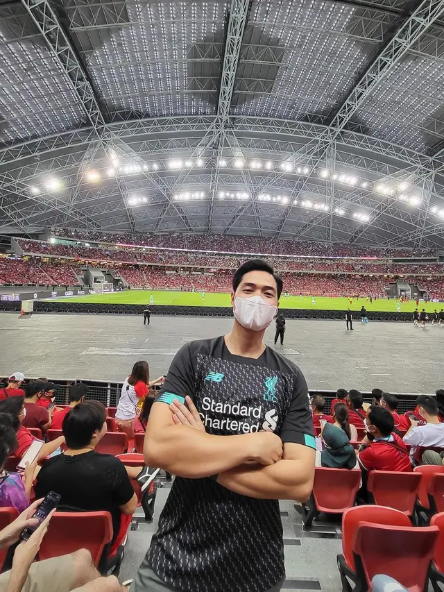 Seru Nonton Bola, Ini 7 Potret Liburan Nycta Gina dan Rizky Kinos di Singapura