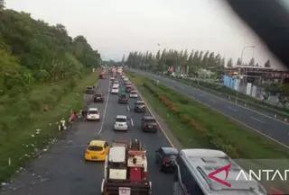 Sejumlah mobil berhenti di bahu jalan tol Cipali saat arus balik. (Antara)