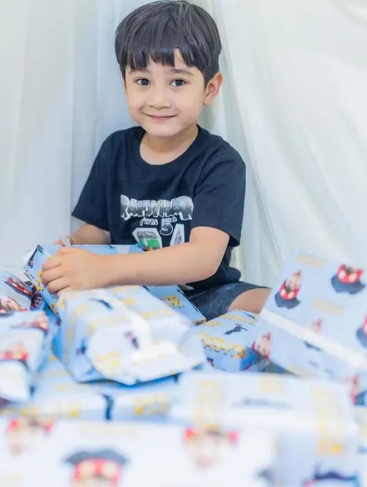 “Biasanya aku nanya, mau syuting atau nggak besok. kalau misal dia bilang mau ya besoknya pasti aku tagih karena aku juga mau dia bertanggung jawab sama ucapannya, pun sebaliknya kalau dia enggak mau yaudah aku enggak akan tagih," tambah Nagita. (Instagram/raffinagta1717)