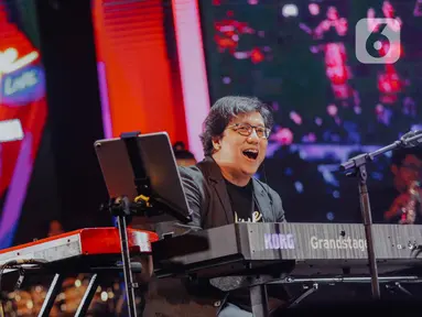 Penampilan Erwin Gutawa saat membawakan lagu Chrisye Live dalam Java Jazz Festival 2020 di JIExpo Kemayoran, Jakarta, Jumat (28/2/2020). Erwin Gutawa membawakan sejumlah lagu hits milik almarhum Chrisye seperti Juwita, Anak Sekolah, dan Hip Hip Hura. (Liputan6.com/Faizal Fanani)