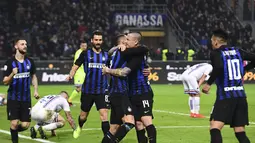 Selebrasi pemain Inter Milan atas gol pertama dari D’Ambrosio pada laga lanjutan Liga Italia Serie A yang berlangsung di stadion Giuseppe Meazza, Milan, Senin (18/2). Inter Milan menang 2-1 atas Sampdoria. (AFP/Miguel Medina)