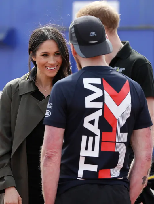 Meghan Markle berbincang dengan atlet tim Inggris untuk Invictus Games Sydney 2018 di University of Bath, Inggris (6/4). Invictus Games merupakan kompetisi olahraga internasional untuk veteran yang terluka dalam perang. (AP Photo/Kirsty Wigglesworth,pool)