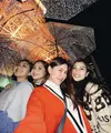 Nagita Slavina, Caca Tengker, Syahnaz Sadiqah, hingga Nisya terlihat sedang mengunjungi Jepang. Sebagai keluarga, mereka pun tampil kompak. @syahnazs.