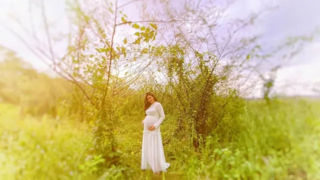 6 Potret Maternity Shoot Alessia Cestaro, Cantik Memesona di Padang Rumput