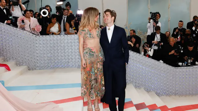Suki Waterhouse dan Robert Pattinson. [Foto: TPG Images]