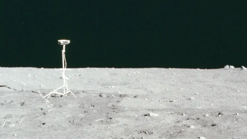 Cuplikan dari video pendaratan di bulan yang langka.