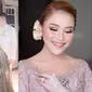 6 Detail Makeup Ayu Ting Ting di Pernikahan Syifa, Sanggul Mawarnya Curi Perhatian (Sumber: Instagram/ayutingting92)