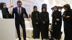 Mantan pemain sepak bola Inggris dan duta UNICEF, David Beckham bermain dengan robot yang dibuat oleh Tim Robotika Putri Afghanistan di Forum Doha di ibukota Qatar (27/3/2022). (Marwan Tahtah/Mofa/Doha Forum)