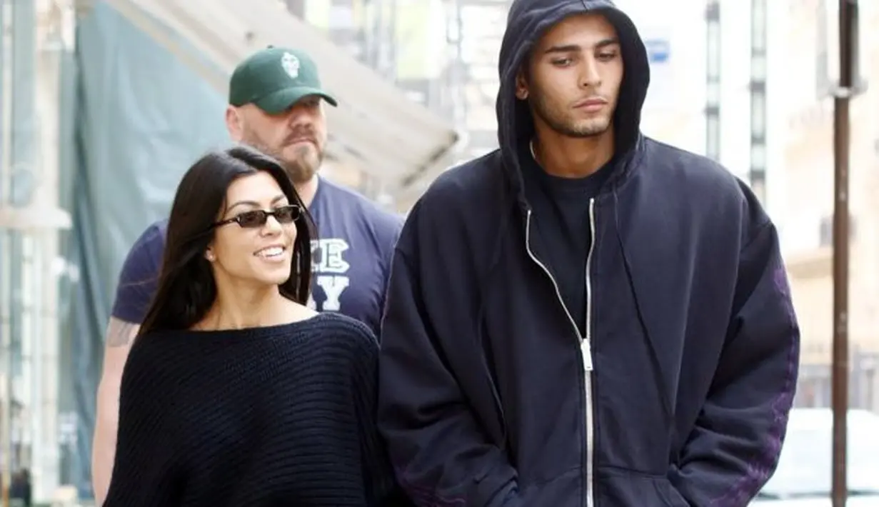 "Younes ingin Kourtney hanya untuk dirinya dan tak ingin membaginya pada dunia," lanjut sumber itu. (Celebrity Gossip Fix)