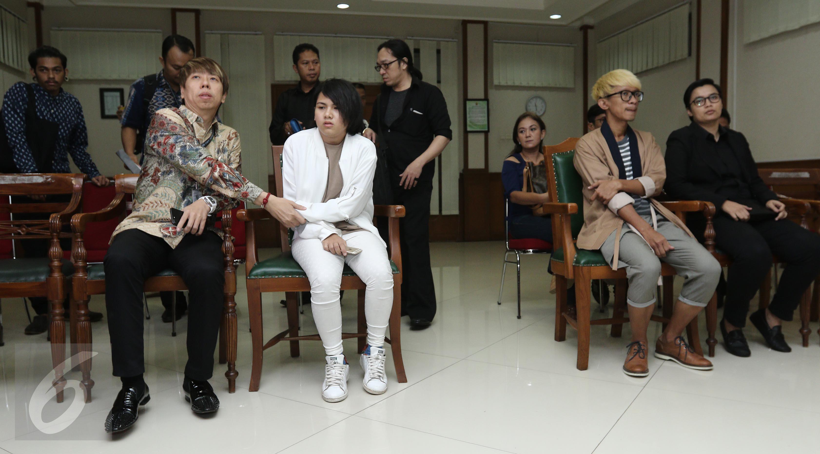 Ekspresi Aming dan Evelyn saat menghadiri sidang perdana perceraiannya di Pengadilan Agama Jakarta Selatan, Kamis (23/3). Pada kesempatan tersebut Evelyn mengaku pasrah atas keputusan suaminya untuk bercerai. (Liputan6.com/Herman Zakharia)