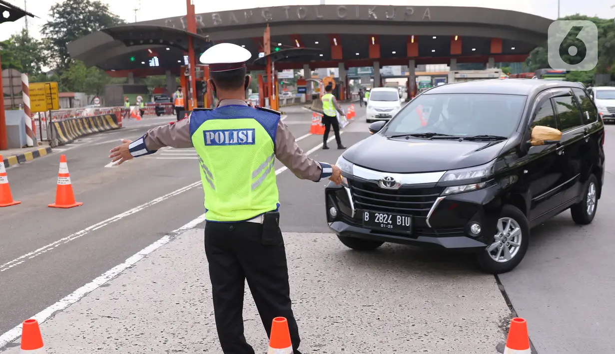 Petugas gabungan mengarahkan pengendara mobil untuk putar balik saat akan memasuki wilayah Jakarta di Gerbang Tol Cikupa, Tangerang, Rabu (27/5/2020). Kendaraan yang menuju Jakarta wajib menunjukkan Surat Izin Keluar atau Masuk (SIKM) untuk menekan penyebaran Covid-19. (Liputan6.com/Angga Yuniar)