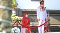 Gubernur Jawa Barat Ridwan Kamil saat Upacara Pengibaran Bendera Sang Merah Putih dalam Rangka Peringatan Hari Ulang Tahun ke-76 Kemerdekaan RI Tingkat Provinsi Jawa Barat di Gedung Sate, Kota Bandung, Selasa (17/8/2021). (Foto: Biro Adpim Jabar)