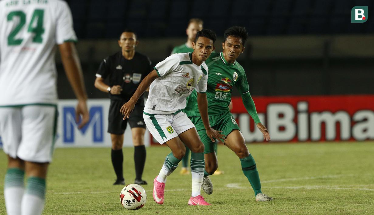 Marselino Ferdinan yang baru dimainkan oleh Persebaya Surabaya selama Babak Penyisihan Piala Menpora 2021 tampil dengan tenang dan menjanjikan saat melawan PS Sleman. (Foto: Bola.com/Ikhwan Yanuar)