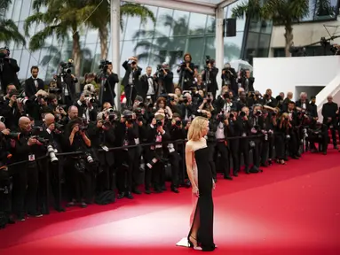 Aktris asal Australia Cate Blanchett berpose di hadapan fotografer setibanya pada pemutaran perdana film 'The Apprentice' saat Festival Film Cannes ke-77, Prancis selatan, Senin (20/5/2024). (Photo by Daniel Cole/Invision/AP)