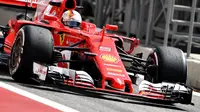 Pebalap Ferrari, Sebastian Vettel, menjadi yang tercepat sesi latihan bebas pertama (FP1) GP Bahrain di Sirkuit Sakhir, Jumat (14/4/2017). (AFP/Andrej Isakovic)