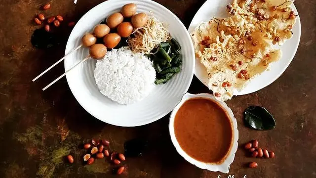 Sajian nasi dengan sambel pecel