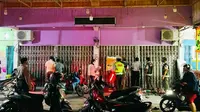 Petugas Covid-19 di Pekanbaru saat membubarkan kerumunan di toko pakaian yang menawarkan diskon. (Liputan6.com/M Syukur)