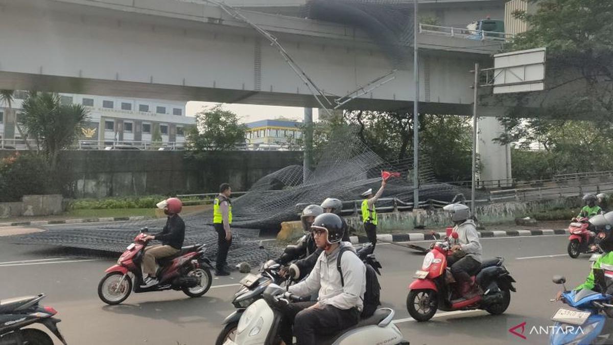Penyebab Truk Terguling hingga Besi 30 Ton Terjun dari Flyover Tomang