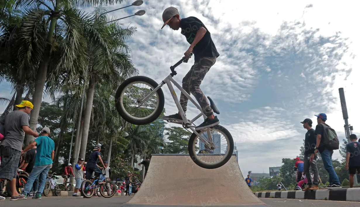 Atraksi Rider BMX memeriahkan ajang promosi olahraga rekreasi Tafisa Games 2016 di Jalan Sudirman, Jakarta, (25/9/2016). (Bola.com/Nicklas Hanoatubun)