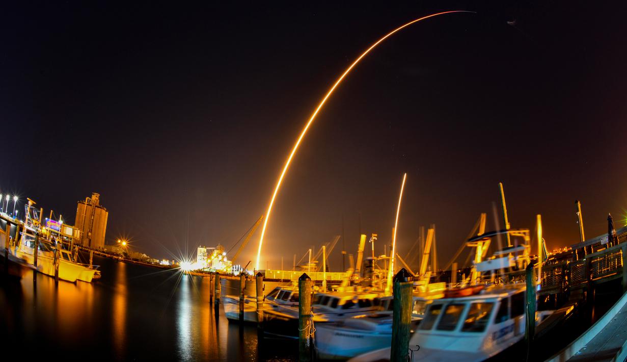 Roket SpaceX Falcon 9 yang membawa muatan dua penjelajah bulan dari Jepang dan Uni Emirat Arab diluncurkan dari Launch Complex 40 di Stasiun Angkatan Luar Angkasa Cape Canaveral, Cape Canaveral, Florida, Amerika Serikat, 11 Desember 2022. Misi awal ini merupakan momen penting untuk membuka pintu bagi industri cislunar komersial. (Malcolm Denemark/Florida Today via AP)